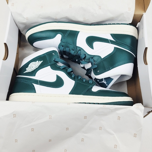 Air Jordan 1 Mid Green and White Sneakers 🔥FIRM PRICE 🔥 - Picture 12 of 14